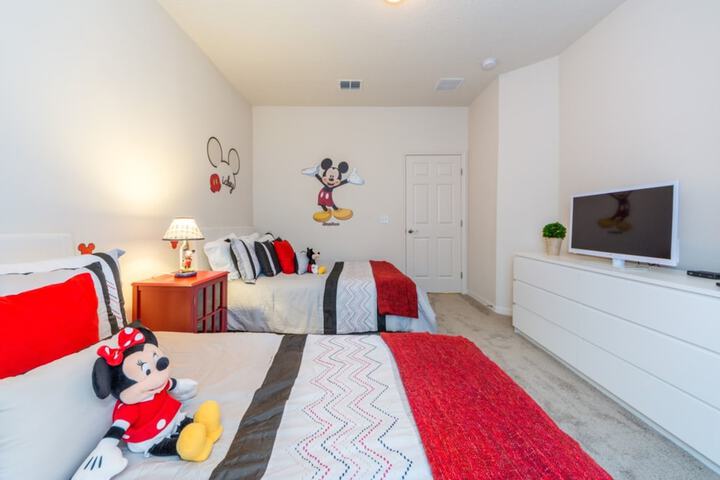 Room 9 of 33