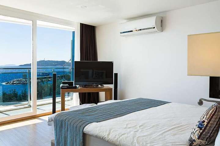 Room 13 of 65