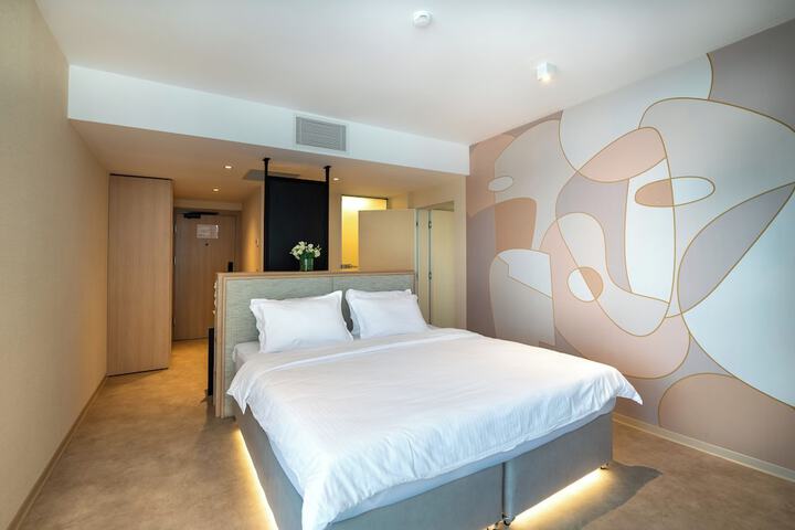 Room 12 of 32