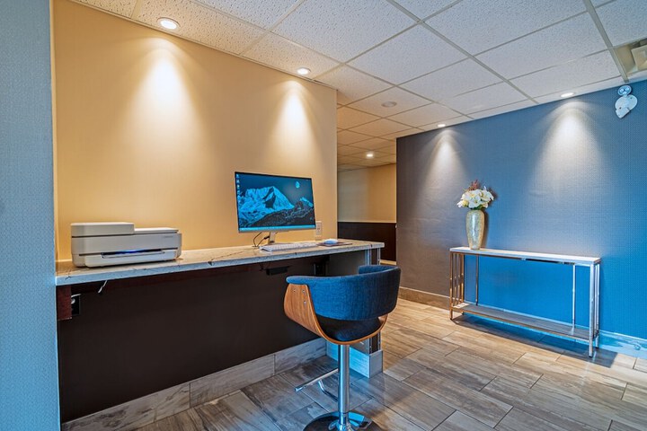 Business Center 27 of 34