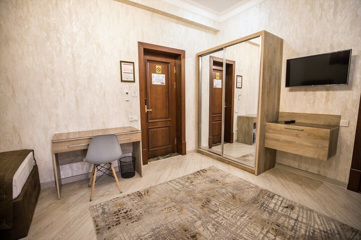 Room 28 of 82