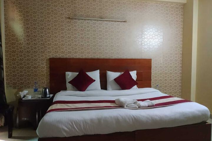 Room 6 of 8