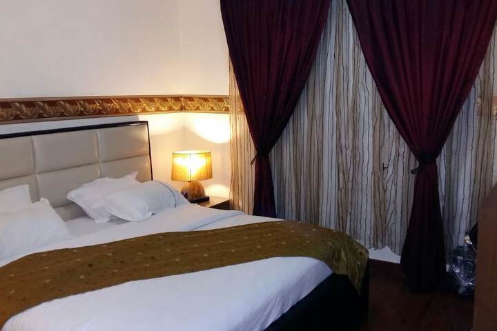 Room 4 of 17