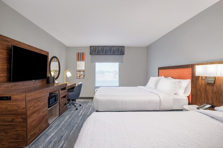 2 Queen Beds (10 of 13)