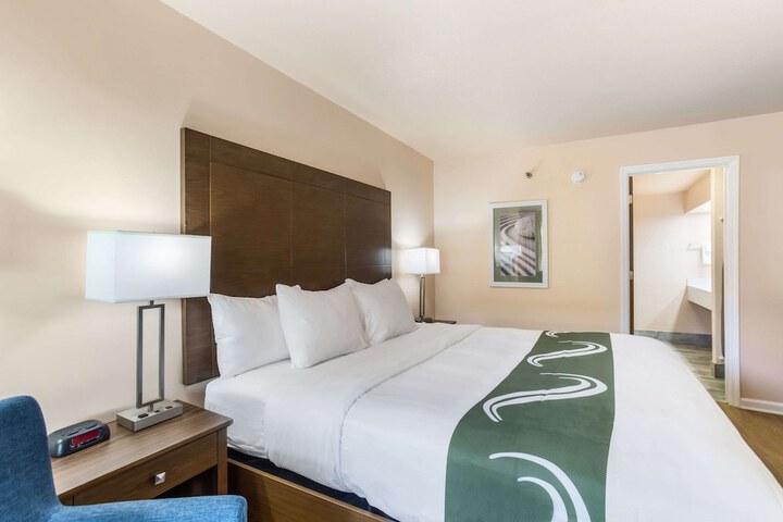 1 King Bed (9 of 13)