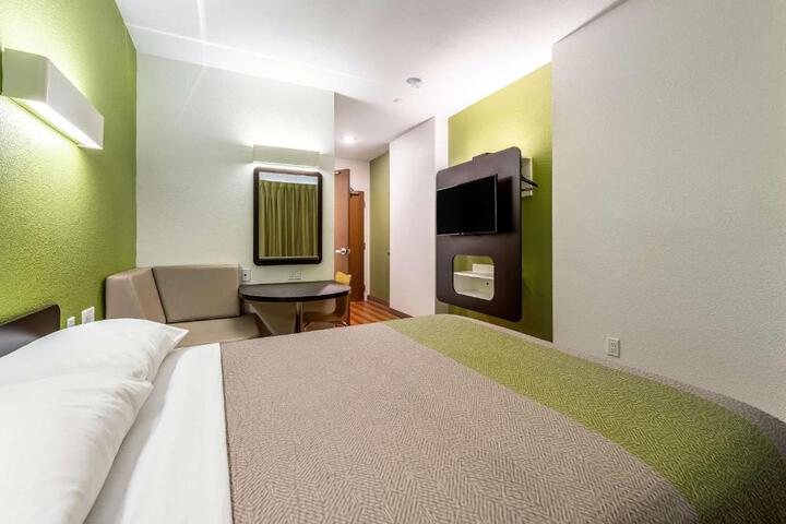 1 Queen Bed (3 of 16)