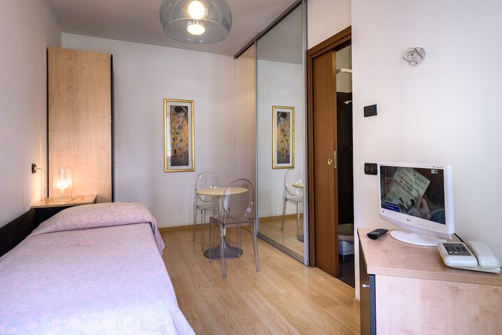 Room 7 of 18
