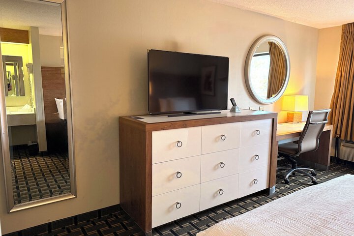1 Queen Bed Accessible (2 of 6)