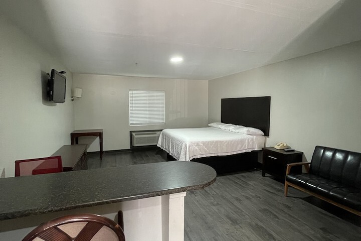 Basic Studio Suite King Bed (6 of 10)