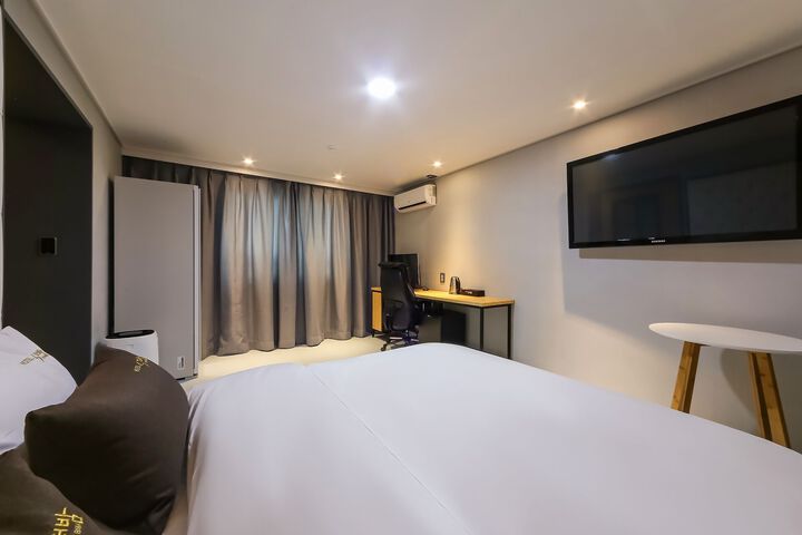 Room 33 of 60