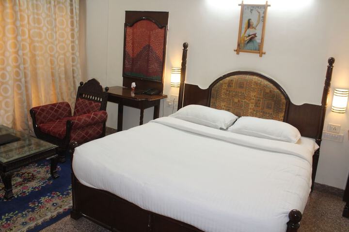 Room 7 of 18