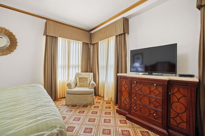 1 King Bed (4 of 33)