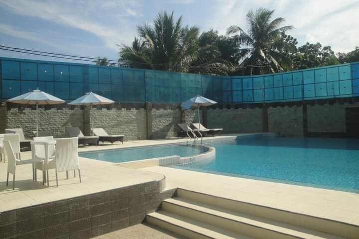 Hotel Pool