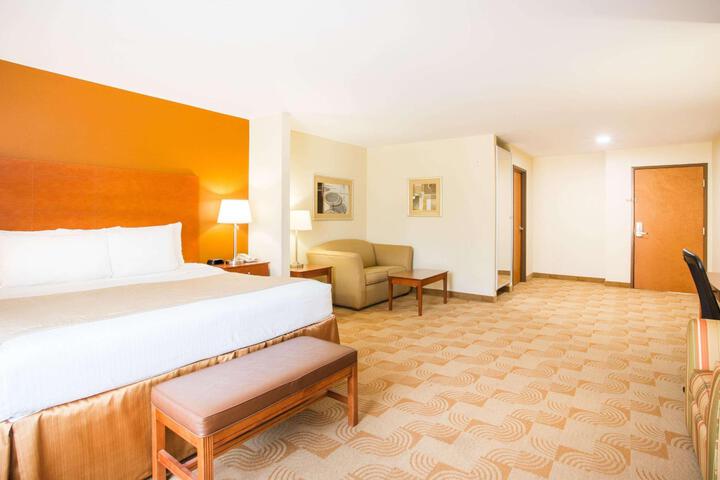 1 King Bed (4 of 13)