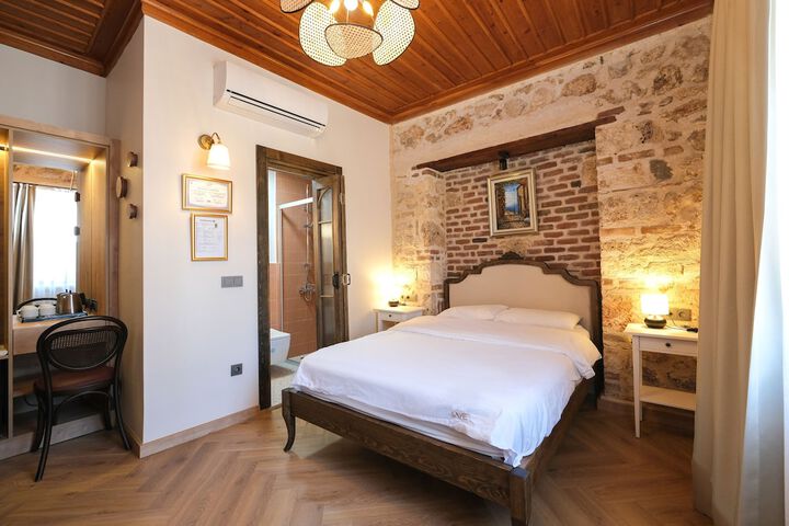Room 8 of 80