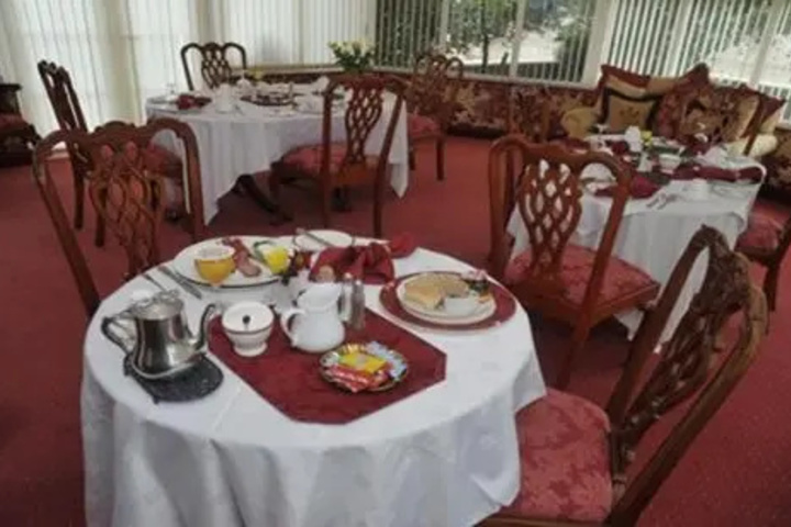 Dining 13 of 15