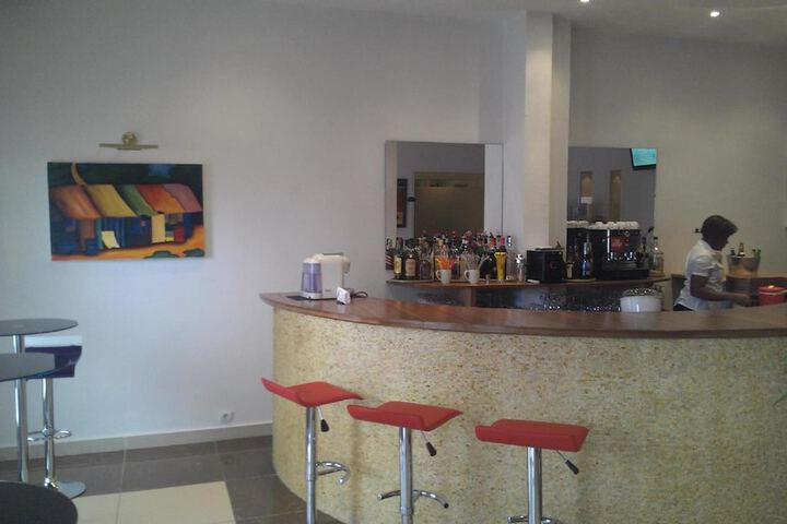 Lounge 34 of 47