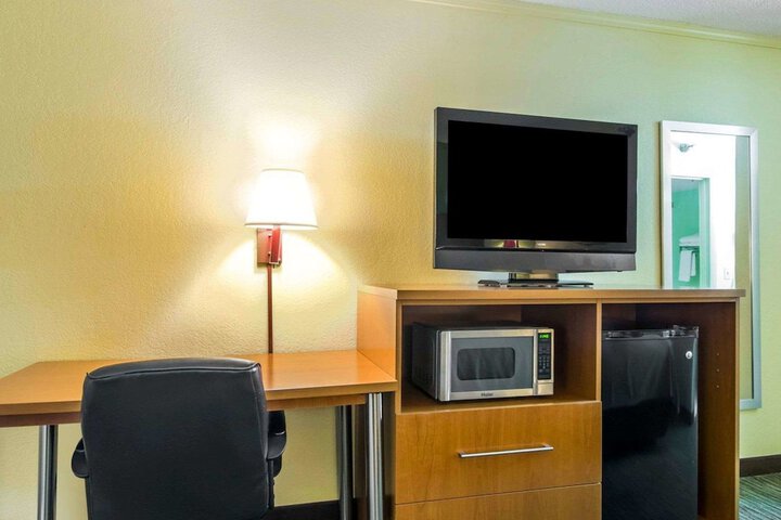 1 King Bed Accessible (2 of 10)