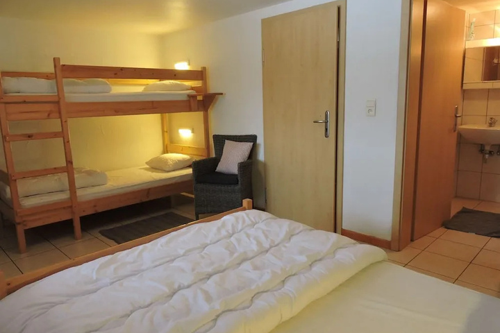 Room 3 of 10