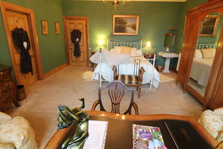 Room 2 of 9