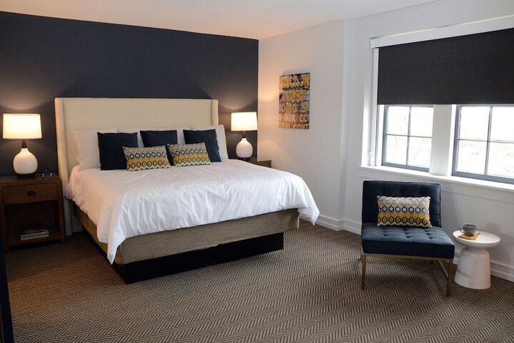 1 King Bed (15 of 17)