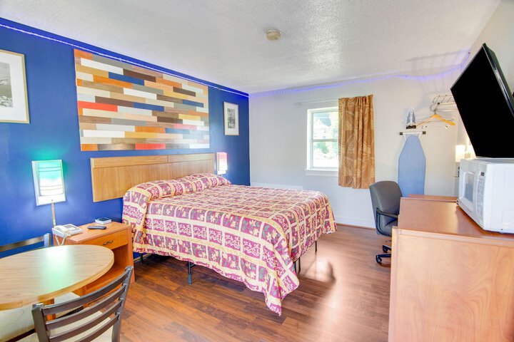 1 Queen Bed (4 of 10)