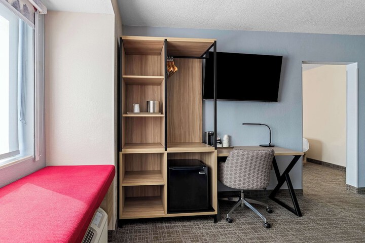 1 Queen Bed Smart TV Work Desk Refrigerator Full Breakfast (12 of 32)