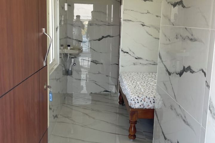 Room 4 of 27