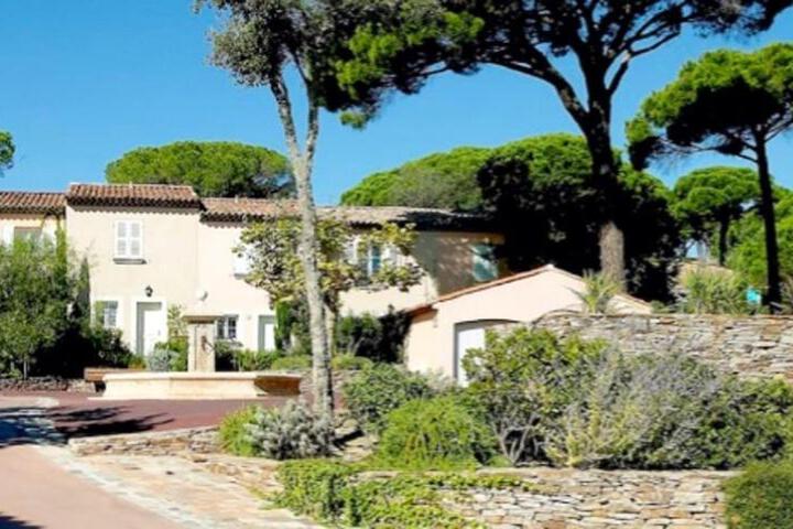 Photo of Maison spacieuse avec piscine partagée à Gassin