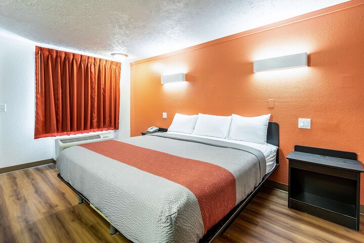 1 King Bed (6 of 11)
