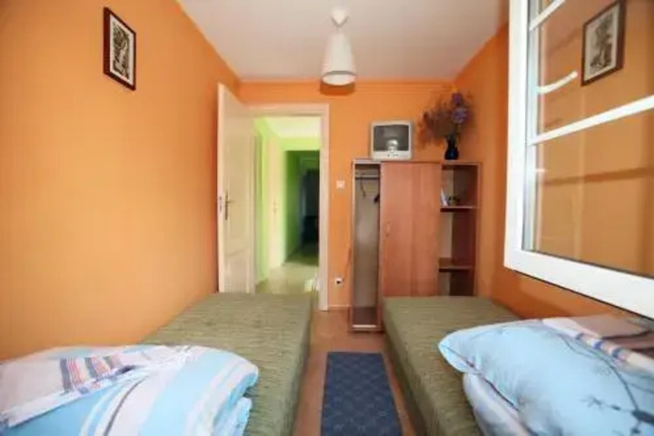 Room 5 of 11