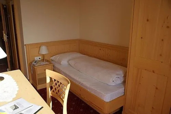 Room 6 of 15