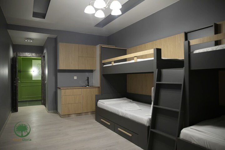 Room 8 of 80