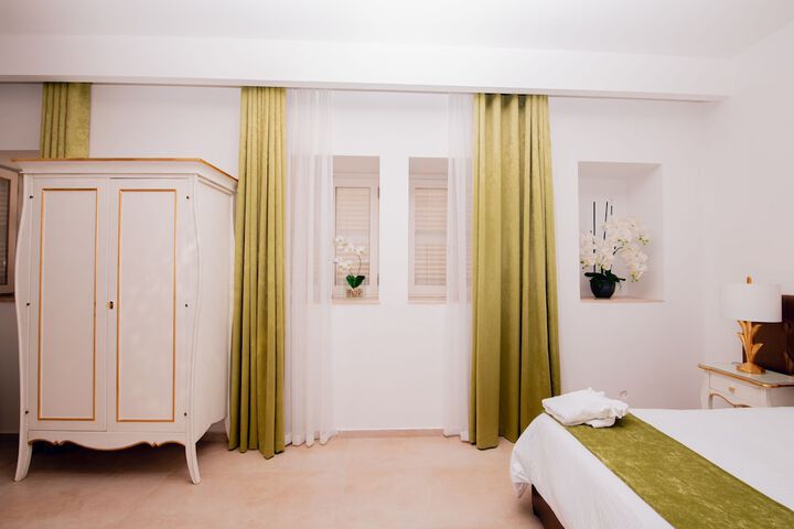 Room 8 of 77