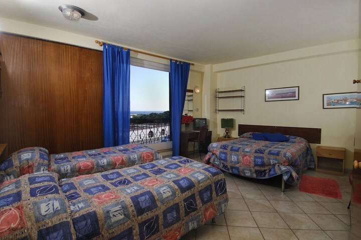 Room 4 of 30