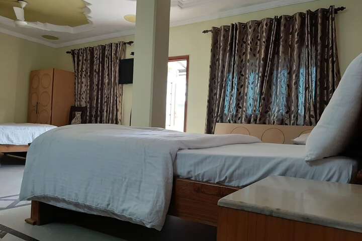 Room 5 of 8