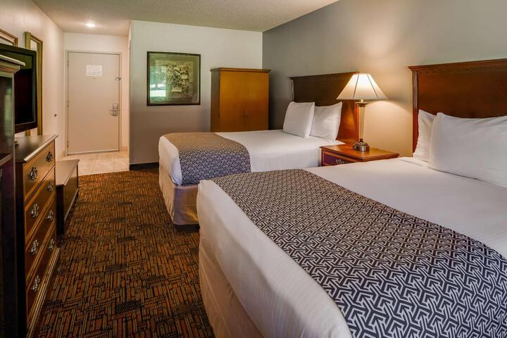 2 Double Beds Work Desk High Speed Internet Accessible Microwave and Refrigerator Coffe (5 of 12)