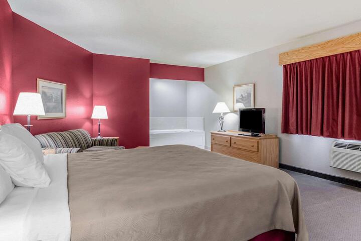 1 King Bed Accessible (8 of 9)