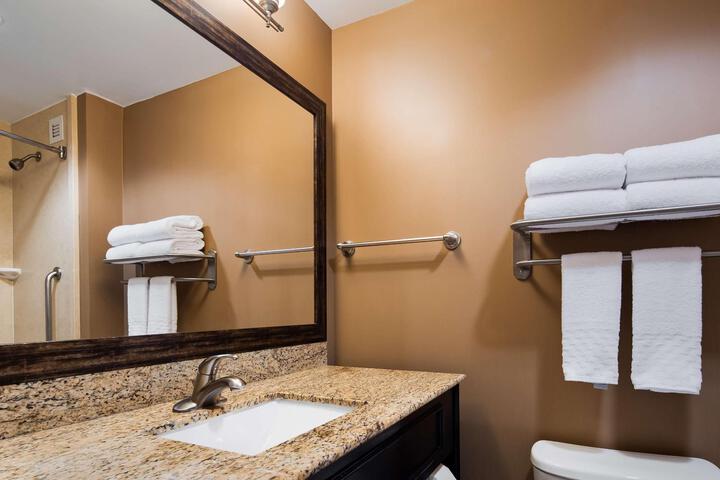 2 Queen Beds Microwave and Refrigerator WiFi Full Breakfast (4 of 14)