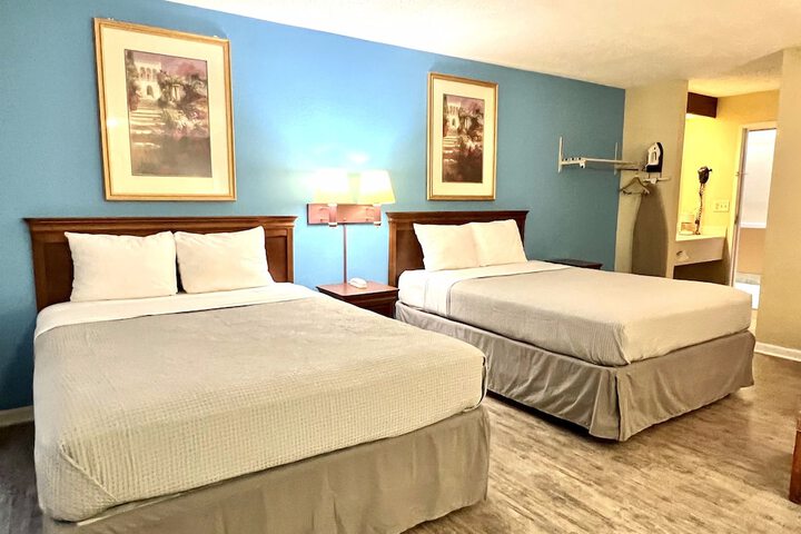 2 Queen Beds (1 of 8)