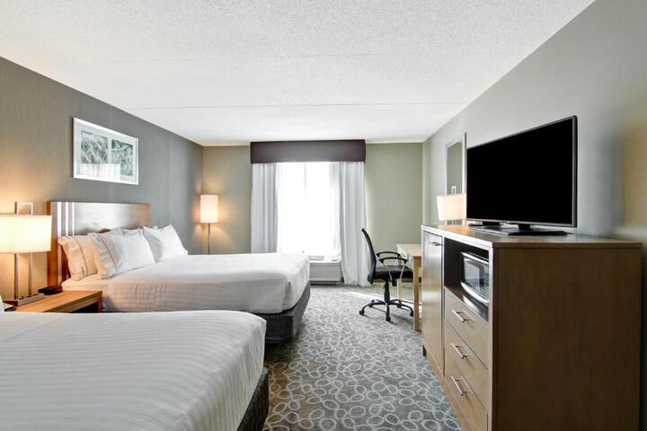 1 Queen Bed (1 of 9)