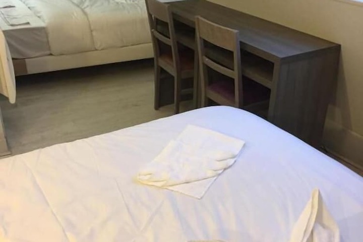 Room 6 of 13