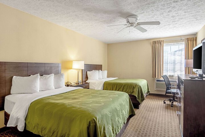 2 Double Beds (3 of 6)