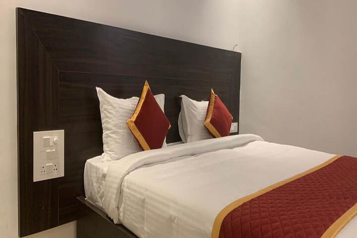 Room 4 of 12
