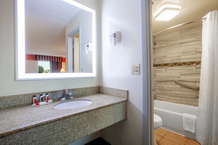 2 Queen Beds Accessible (8 of 12)