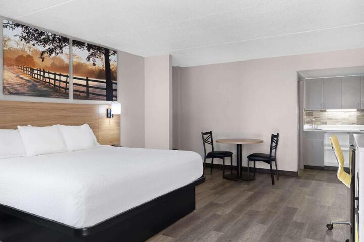 1 King Bed (16 of 32)