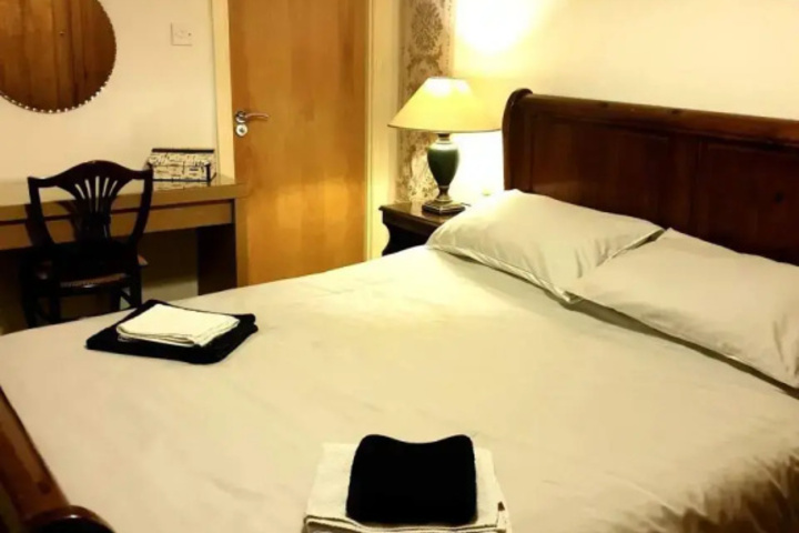 Room 5 of 12