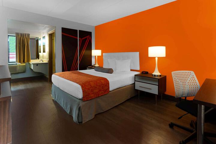 1 Queen Bed (3 of 7)
