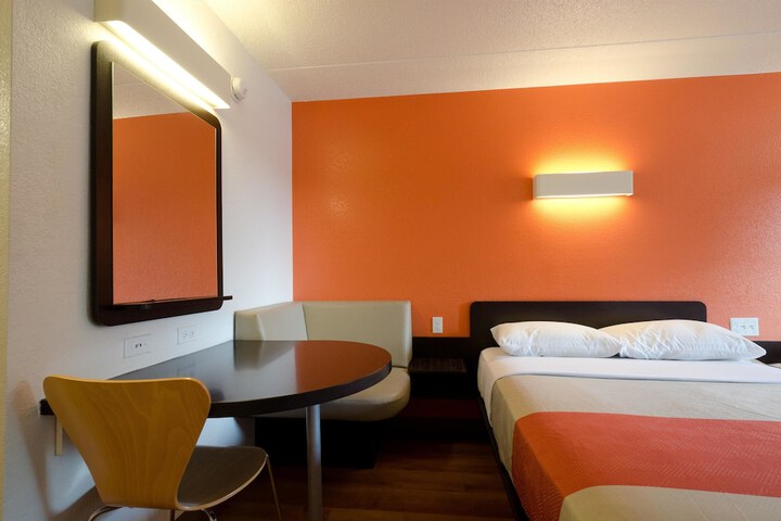 1 King Bed Micfridge (3 of 5)