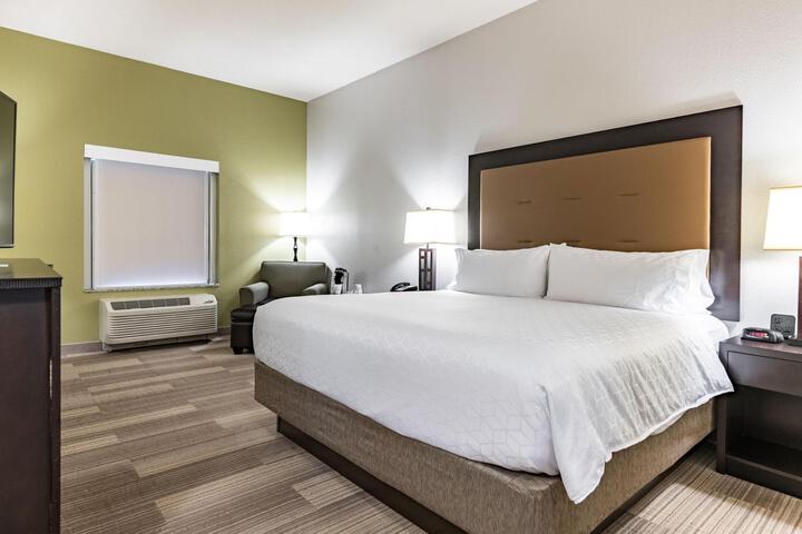 1 King Bed (2 of 15)